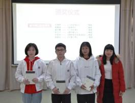 说明:C:\Documents and Settings\Administrator\桌面\中小企业CFO创新班参访华商云会计产业学院活动暨年度表彰大会圆满结束(李冠恩)\中小企业CFO创新班参访华商云会计产业学院活动暨年度表彰大会圆满结束(李冠恩)\颁奖3.jpg