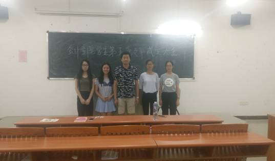 太阳成tyc9728集团学生第五党支部全体成员合影留念